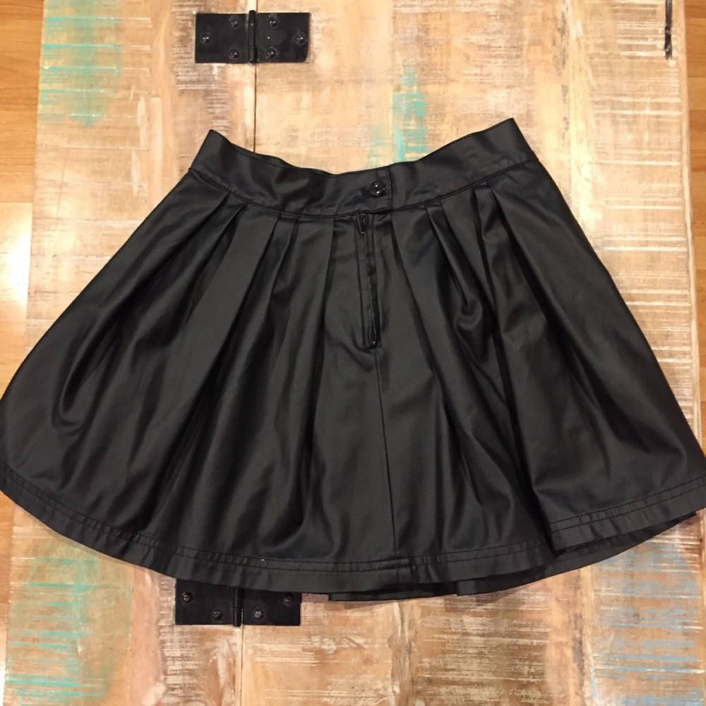 Nasty Gal Faux Leather Pleated Skater Skirt Black small circle - Picture 3 of 7